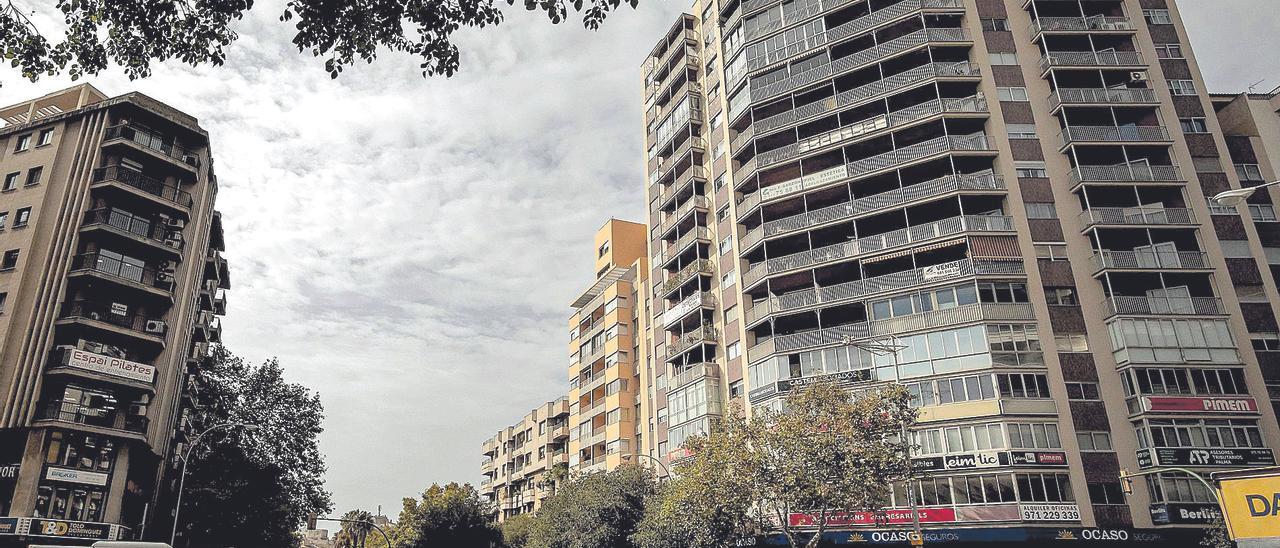 La Torre Mallorca (dcha.) sigue siendo uno de los edificios más imponentes de Palma y al ser construido fue el más alto de la ciudad.