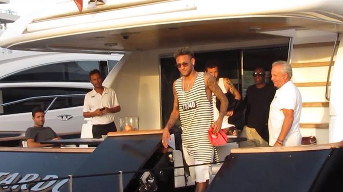 A bordo de un yate, Neymar parece ser ajeno a la angustia que puedan tener los seguidores del Barcelona.