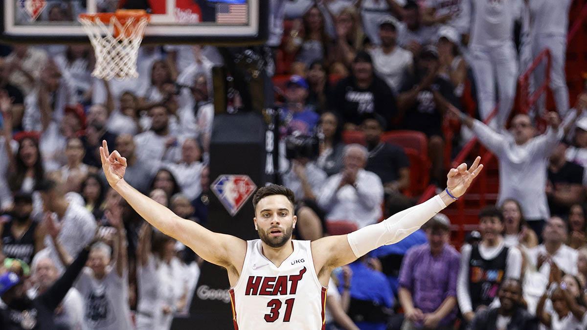Strus celebrando el triunfo de los Heat.
