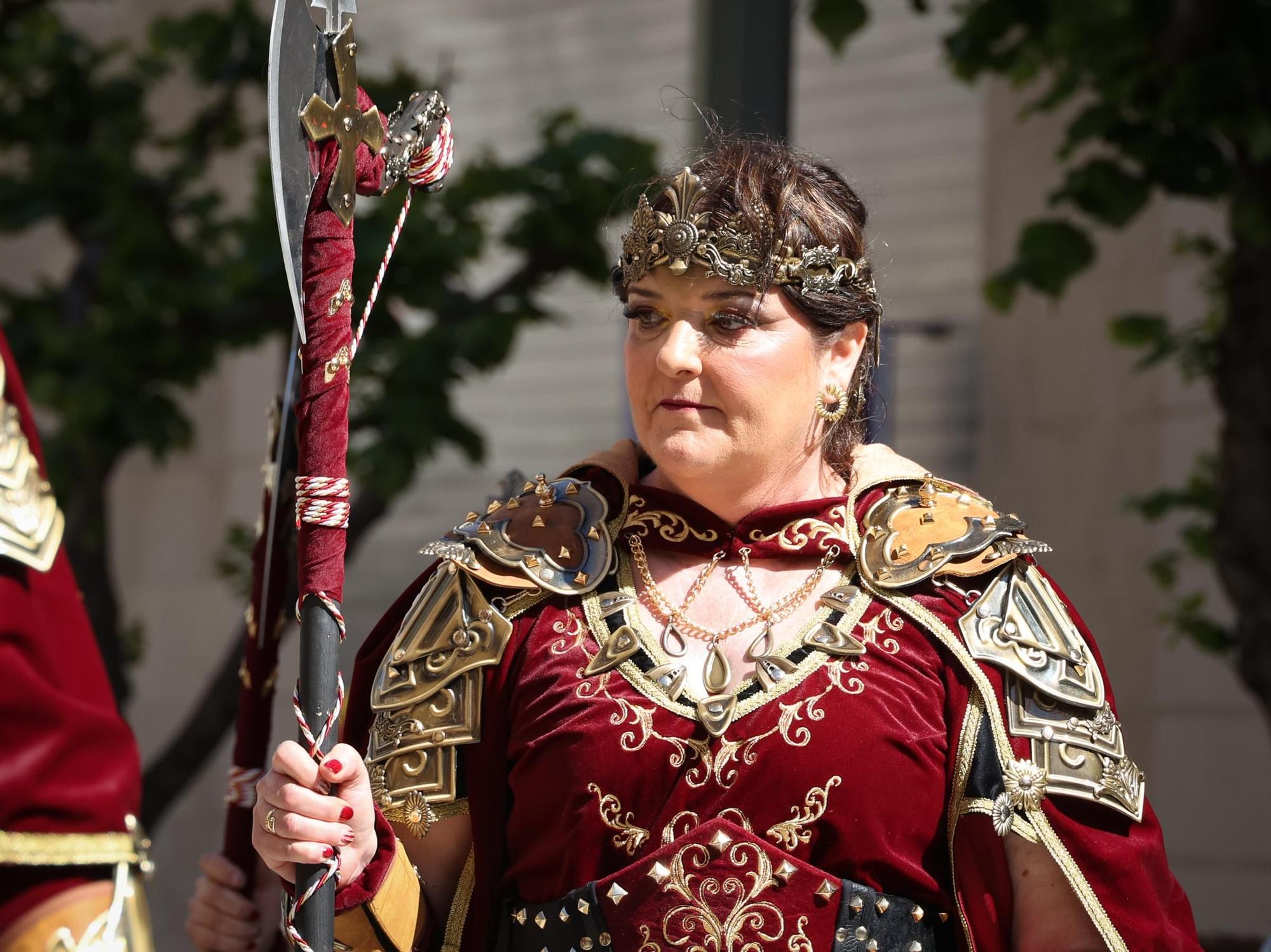El Sant Jordiet entre claveles en la procesión de la Reliquia