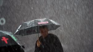 Fuertes lluvias esta tarde en el centro de Madrid , en la imagen entrada al metro Opera.