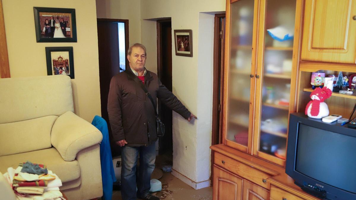 Video | Los vecinos de Caya evalúan daños tras el temporal que les sacó de sus casas