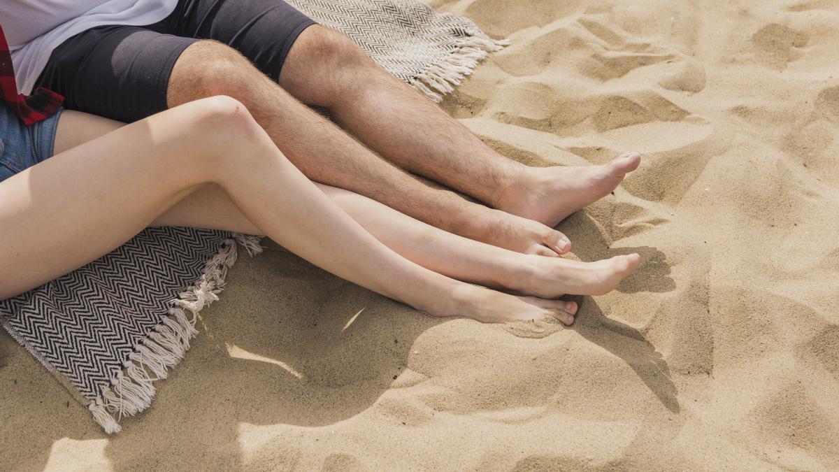 El truco para quitarse la arena de la playa sin agua