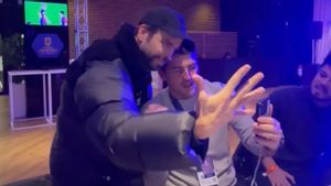 Piqué haciendo el gesto de la manita en la cara de Casillas