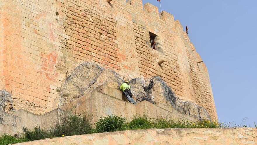 Intervención de urgencia en el castillo de Petrer por el desprendimiento de rocas