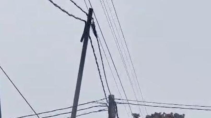 Un poste de luz, cerca de romperse en Tenerife