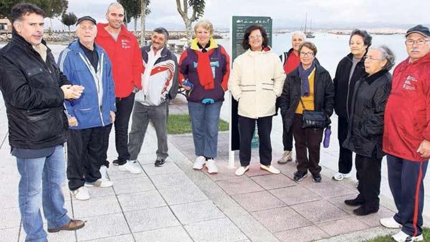 Alfredo Bea (i.) y algunos de los asistentes al paseo con monitor ofrecido ayer desde el &quot;Punto Móvete&quot; de Confín.  //   Muñiz