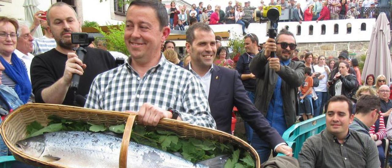 José Ricardo Navarro, con el campanu del Sella, en Cangas de Onís. | C. D./J. M. C.