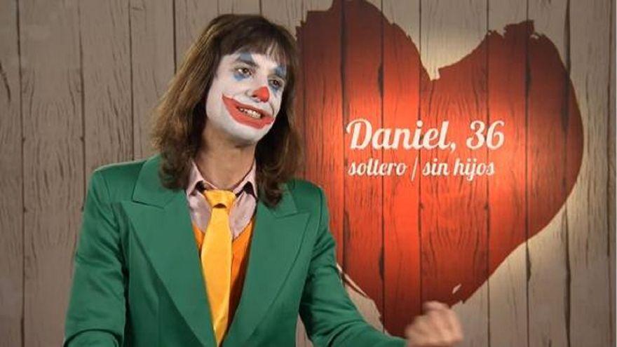 Se disfraza del Joker para ligar.