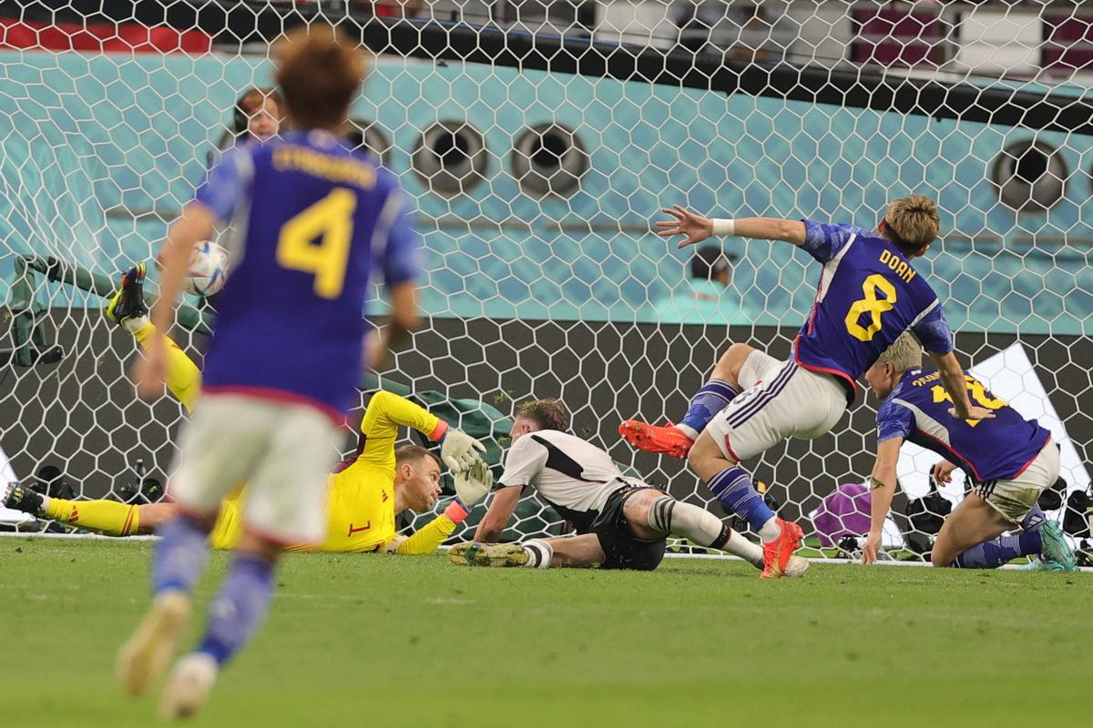 Doha (Qatar), 23/11/2022.- Ritsu Doan (2-R) of Japan scores the 1-1 equalizer during the FIFA World Cup 2022 group E soccer match between Germany and Japan at Khalifa International Stadium in Doha, Qatar, 23 November 2022. (Mundial de Fútbol, Alemania, Japón, Catar) EFE/EPA/Friedemann Vogel