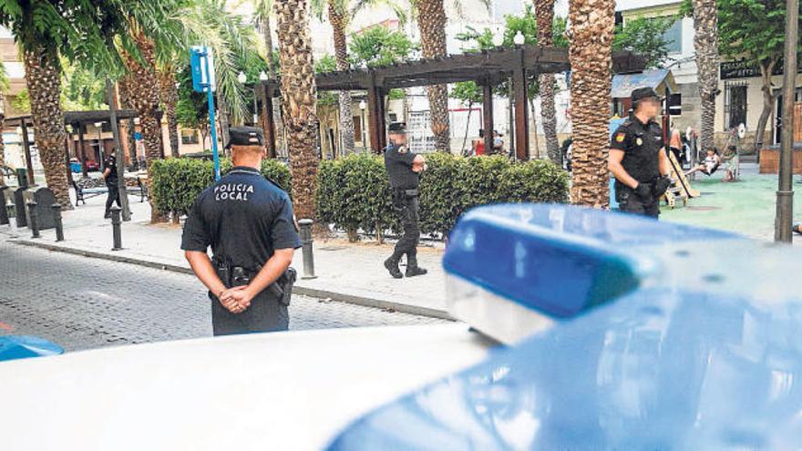 Imagen de archivo de un control policial realizado en el barrio de Las Carolinas de Alicante.