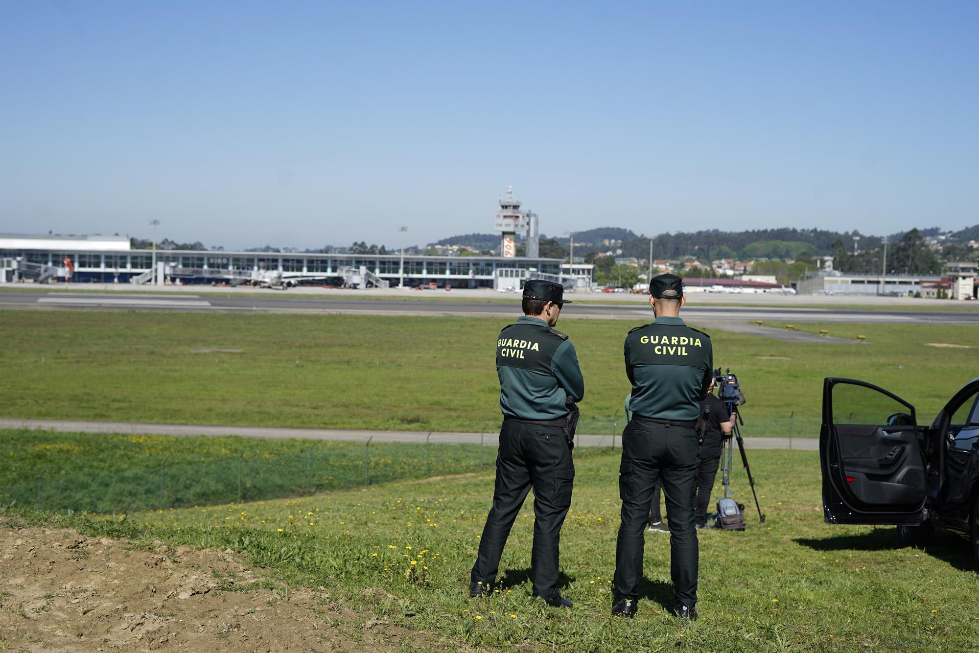 Dos agents de la Guàrdia Civil en les inmendaciones de la pista d'aterratge de l'aeroport on ha aterrat l'avió procedent de Londres en el qual viatja el rei emèrit Joan Carles I
