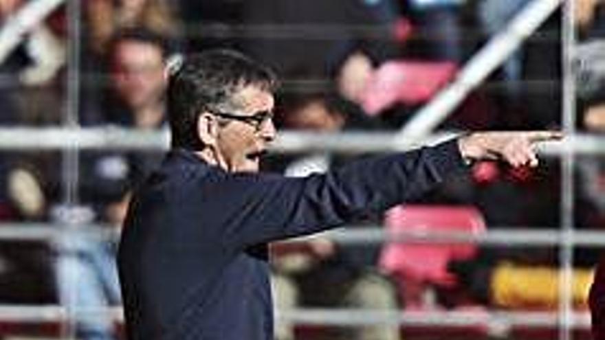 El técnico del Deportivo, Fernando Vázquez, da instrucciones a sus jugadores el pasado domingo en Los Pajaritos.