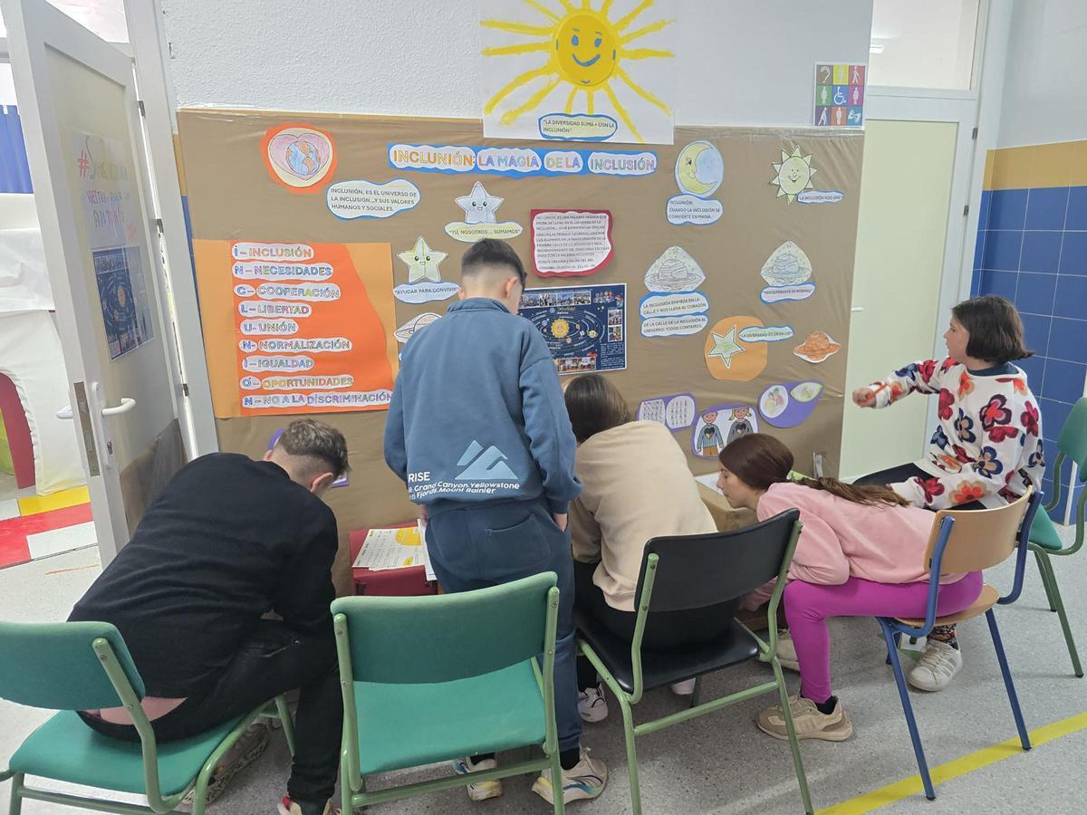 Estudiantes trabajando en el 42º Concurso Escolar ONCE.