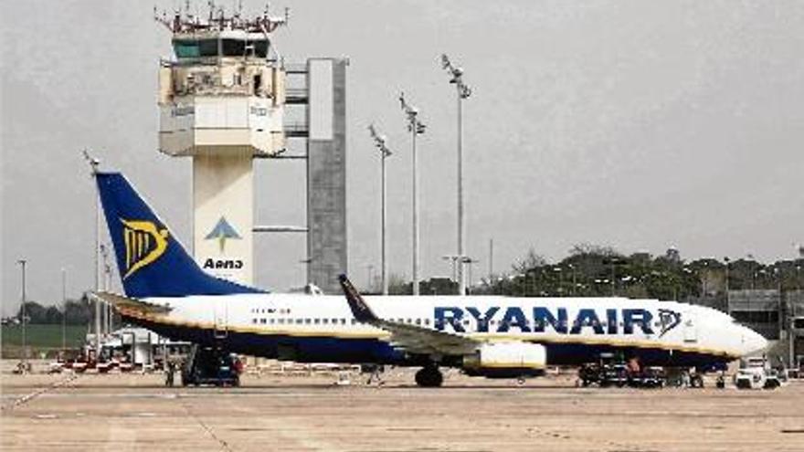 Un avió de la companyia irlandesa de baix cost a les pistes de Vilobí d&#039;Onyar, en una imatge d&#039;arxiu.