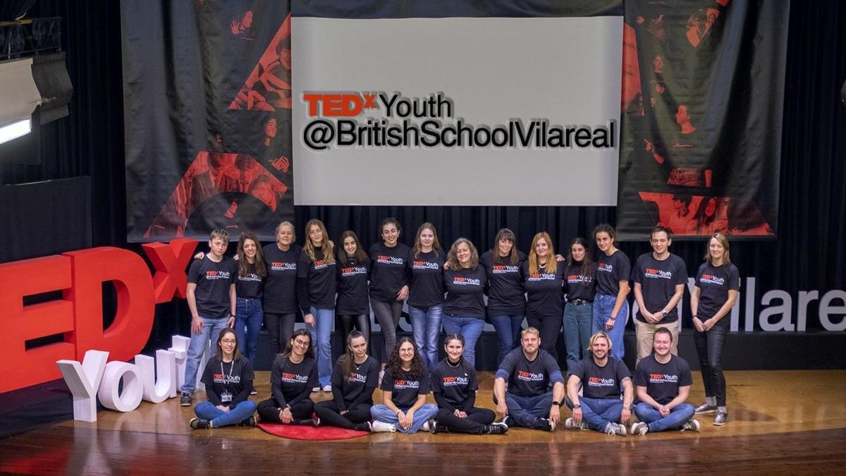 Foto de familia de los alumnos participantes en el evento 'TEDxYouth' de ayer en Vila-real, junto a sus profesores.