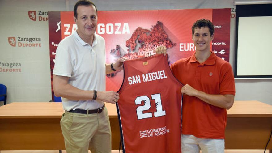 San Miguel, junto con el director deportivo Pep Cargol.