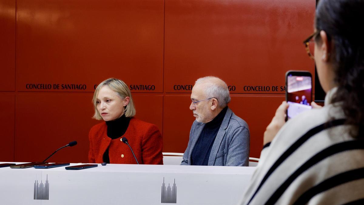 Los socialistas Marta Abal y Sindo Guinarte, en rueda de prensa en el Concello de Santiago