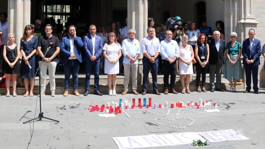 Minut de silenci a les portes de l&#039;Ajuntament de Terrassa