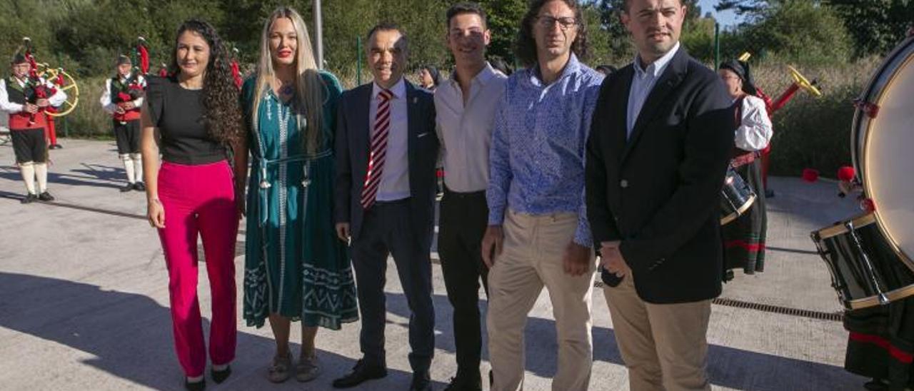 Por la izquierda, María del Valle, Isabel Martínez, Iván Fernández, Manuel Antonio Suárez y Luis Ángel Pico, ayer, en el patio de La Lechera de Cancienes, mientras toca la banda de gaitas de Corvera.