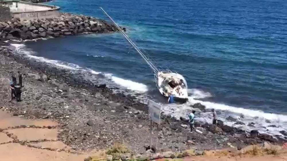 Un yate encalla en la playa del Parque Marítimo