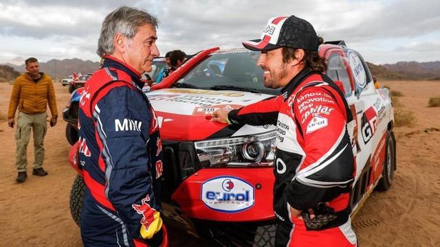 Carlos Sainz conversa con Fernando Alonso tras la etapa
