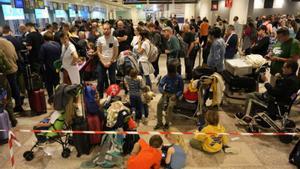 Viatgers esperant poder volar, ahir a l’aeroport del Prat.  | FERRAN NADEU