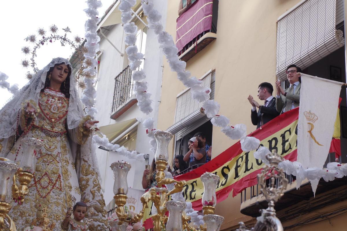 Fotos de la procesión del Rocío Coronada por el barrio de la Victoria Fotos de la procesión del Rocío Coronada por el barrio de la Victoria