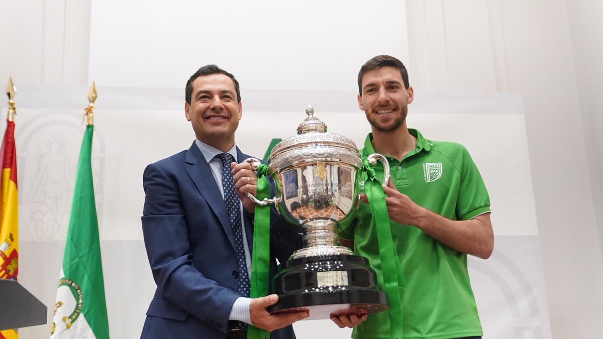 Juanma Moreno y el capitán del UMA Antequera Miguel Conde con la Copa