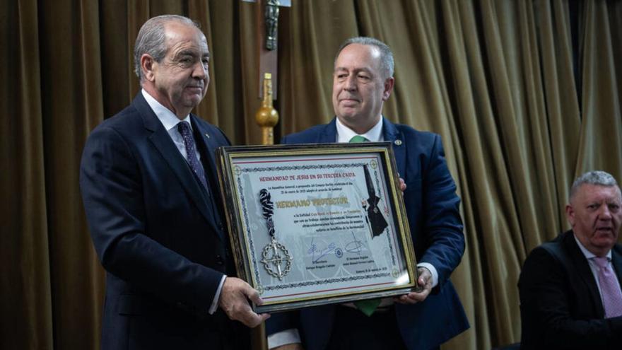 Jesús Ferrero, entrega Cipriano García la distinción a Caja Rural como «Hermano Protector». | ALBA PRIETO