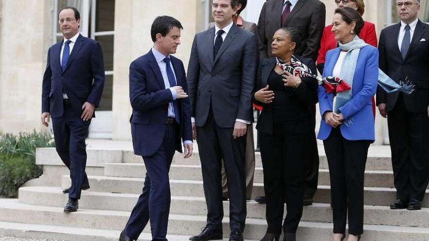 Hollande baja las escaleras, con Valls (2º i.), y Royal (1ª d.), se preparan para la foto oficial.  // Efe