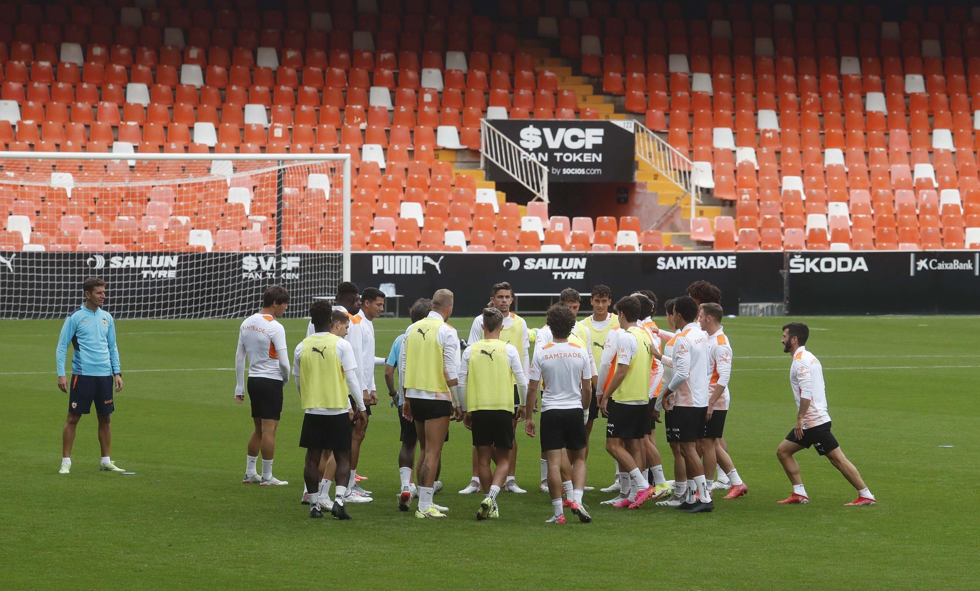 El Valencia entrena en Mestalla antes del partido frente al Villarreal