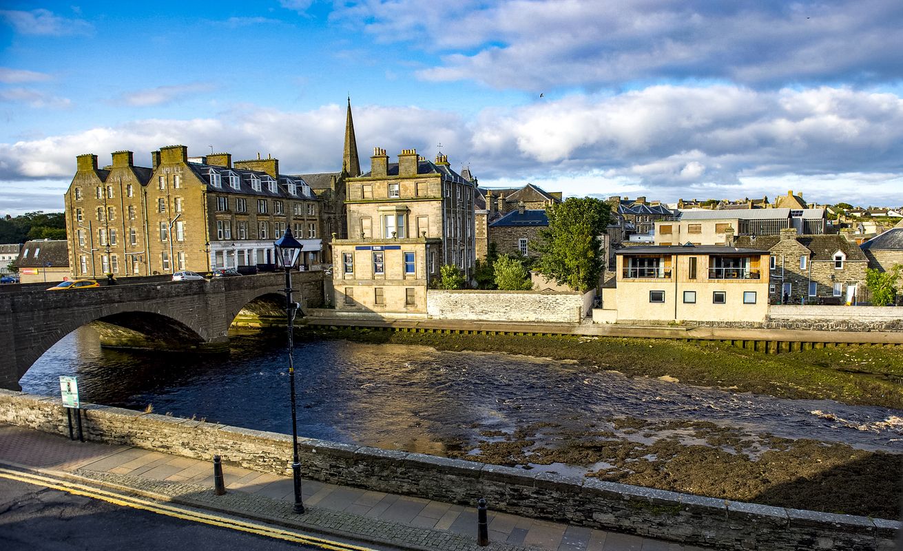 La calle más corta del mundo se encuentra en el pueblo escocés de Wick.