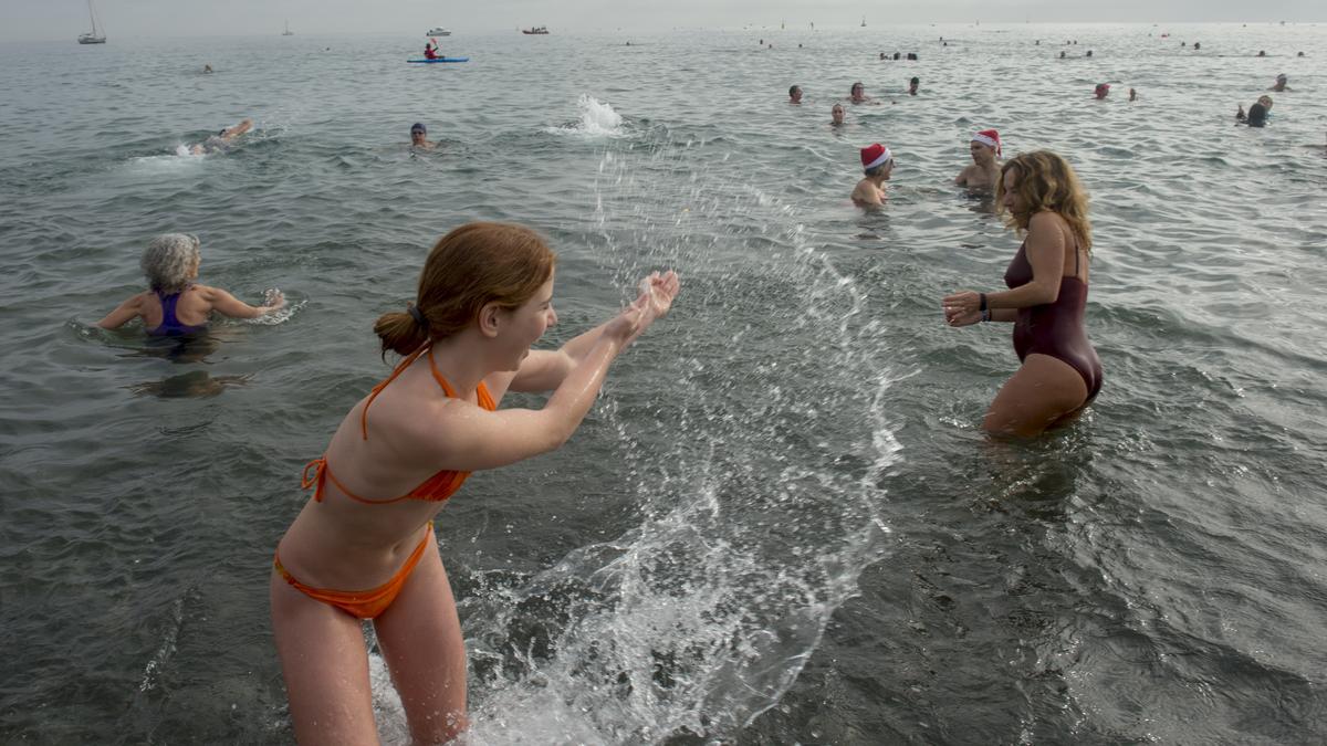 Primer baño del año en la playa de la Barceloneta