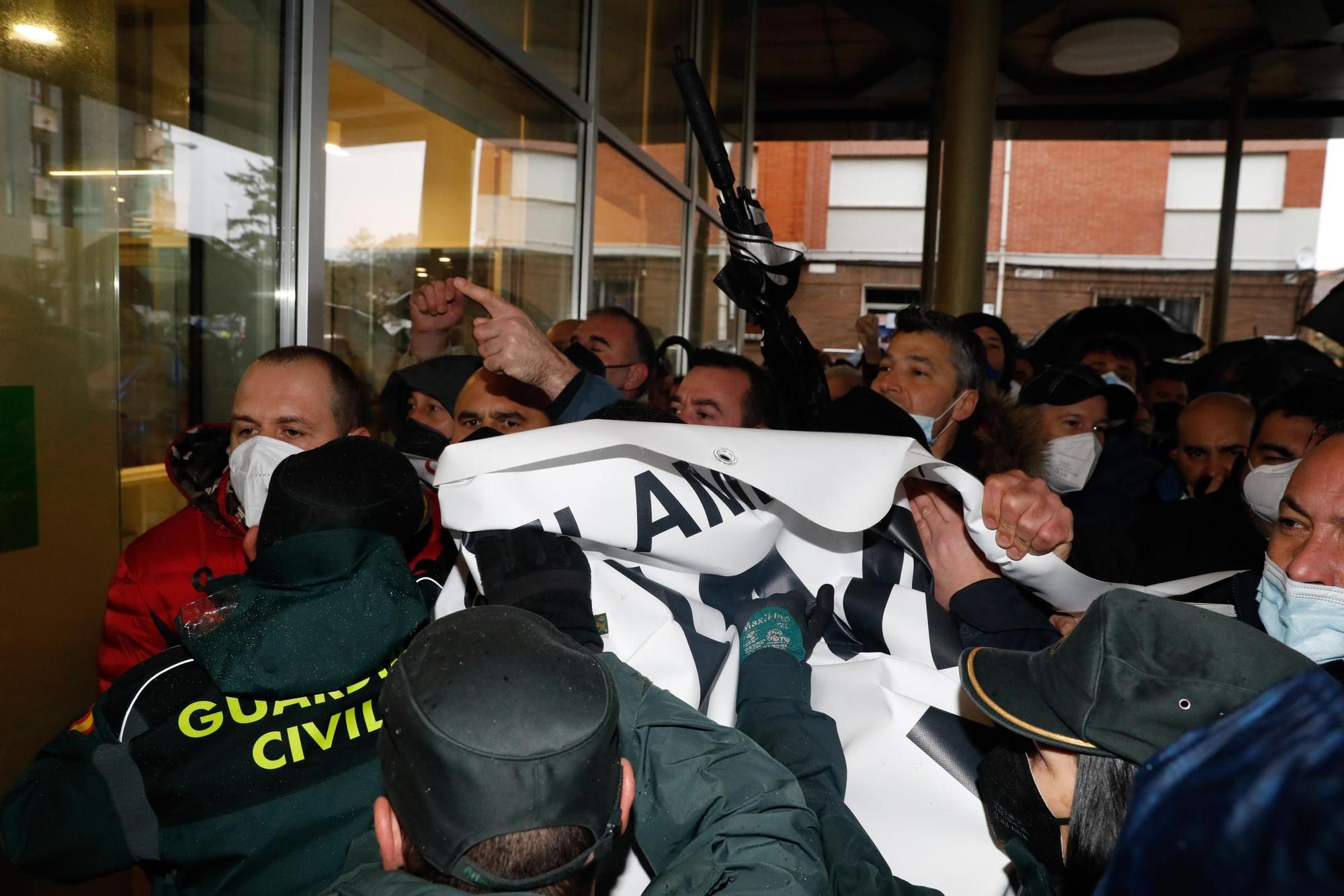 El escrache de los trabajadores de Alu Ibérica al presidente Barbón