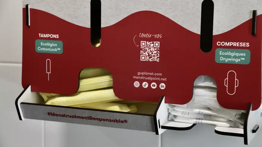 Vídeo: La Delegació del Govern a Girona col·loca distribuïdors de compreses i tampons als lavabos públics