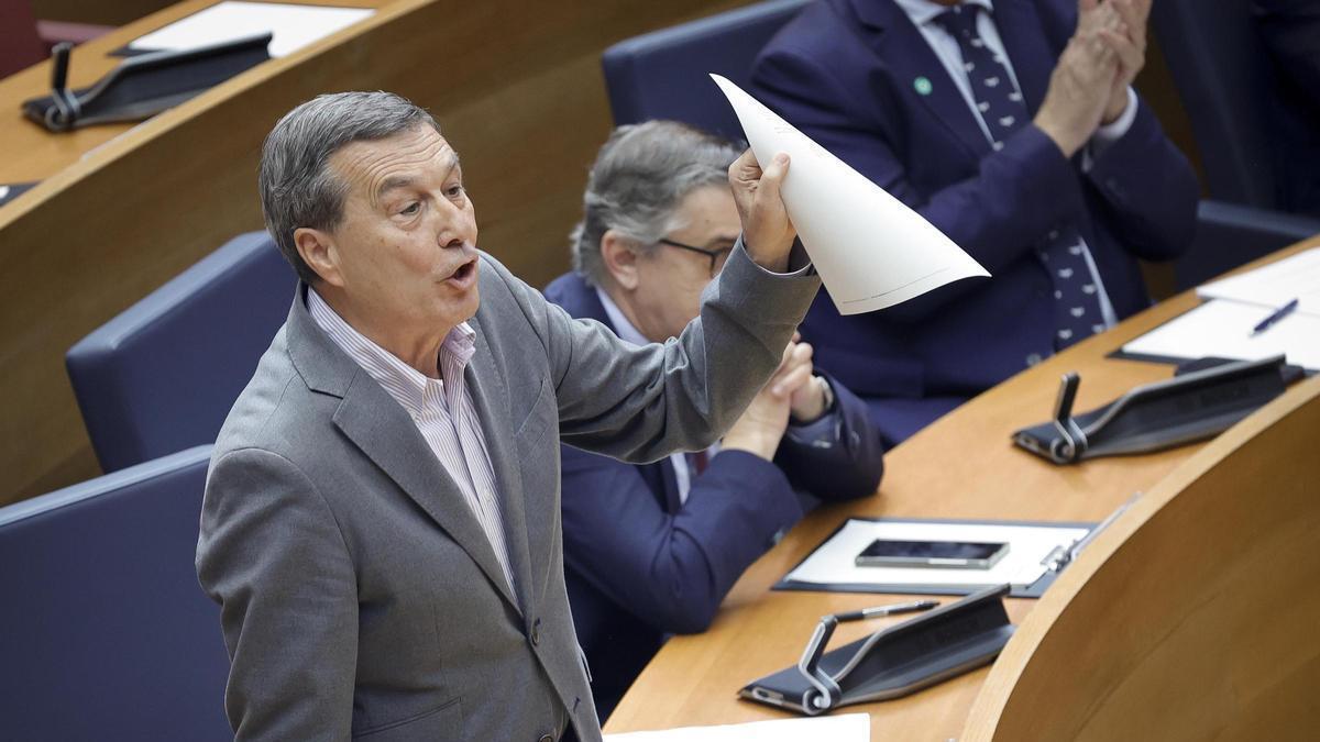 El conseller de Sanidad, Marciano Gómez, muestra la "verdadera circular" sobre los documentos sanitarios, este jueves en las Corts.