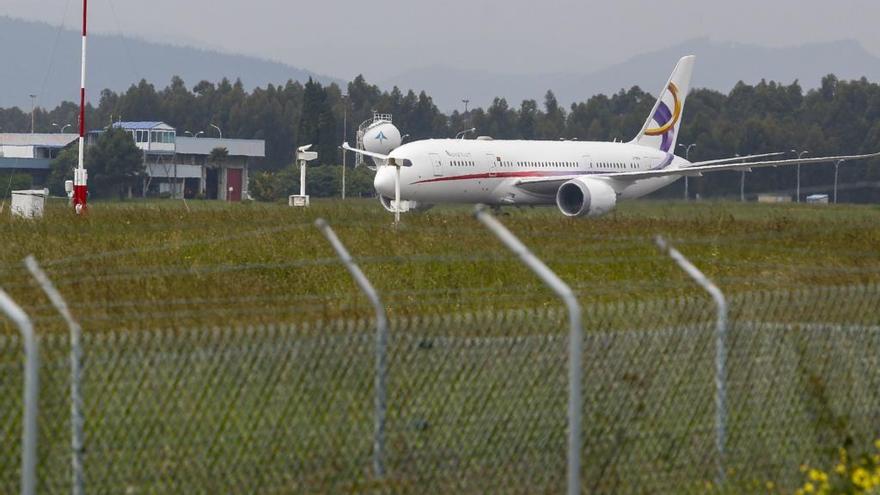 Un avión aterriza en el Aeropuerto de Asturias.