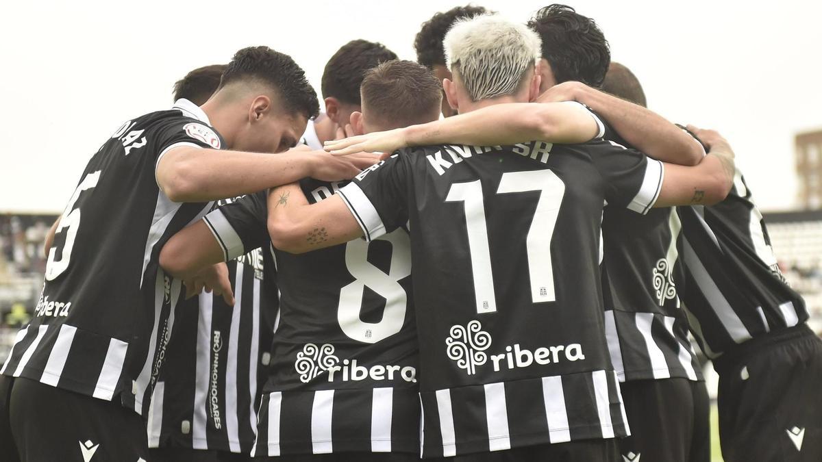 Piña de los jugadores albinegros, que llevan semanas soñando con el play off.