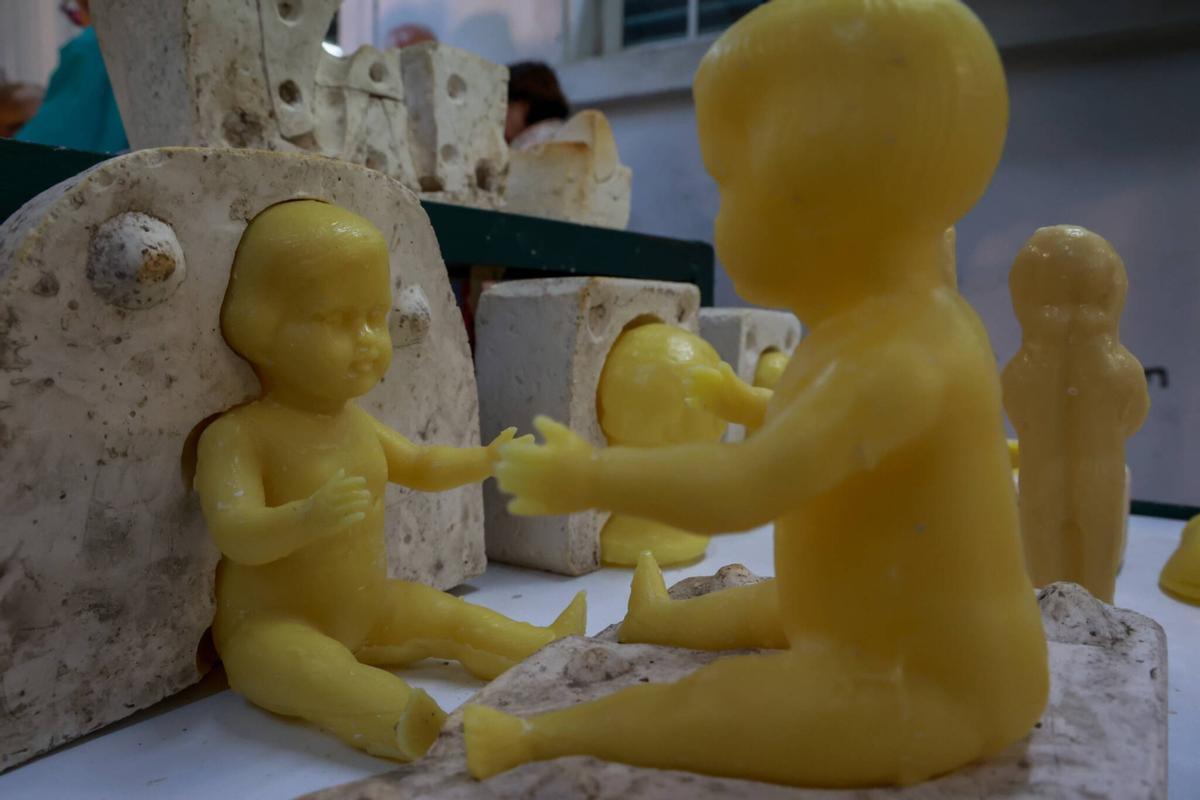 El taller en el que Antoni Miralda presentó su «Romería Update», fusionando su arte con los moldes de exvootos de la histórica Cerería Diéguez, en Pontecesures.