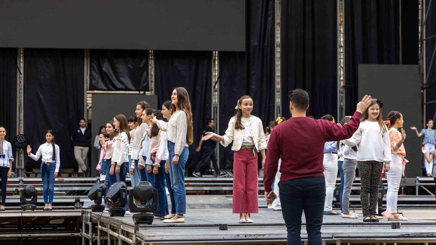 Primer ensayo de las candidatas infantiles y adultas a Bellea de Foc 2024  en la Plaza de Toros de Alicante