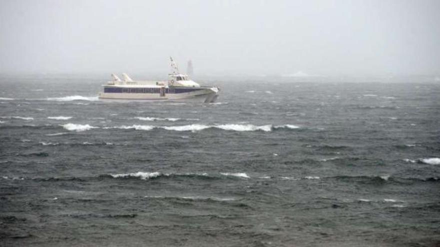 Uno de los barcos de Mar de Ons entre Cangas y Vigo, ayer en pleno temporal en el mar.  // Gonzalo N.