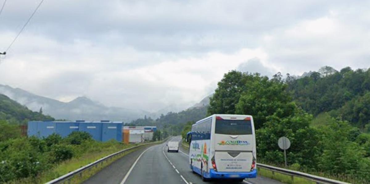 La carretera de Olloniego a Riaño, en el punto donde se instalará un nuevo radar fijo.