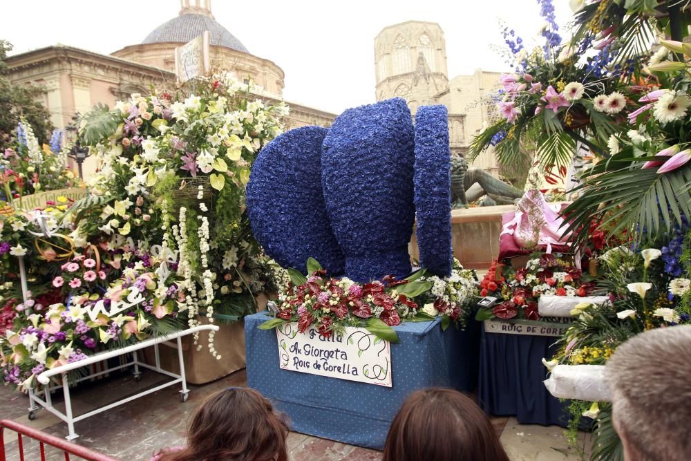 La plaza se llena para ver el manto de la Virgen