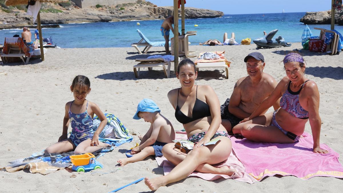 Urlauber in Cala Murada