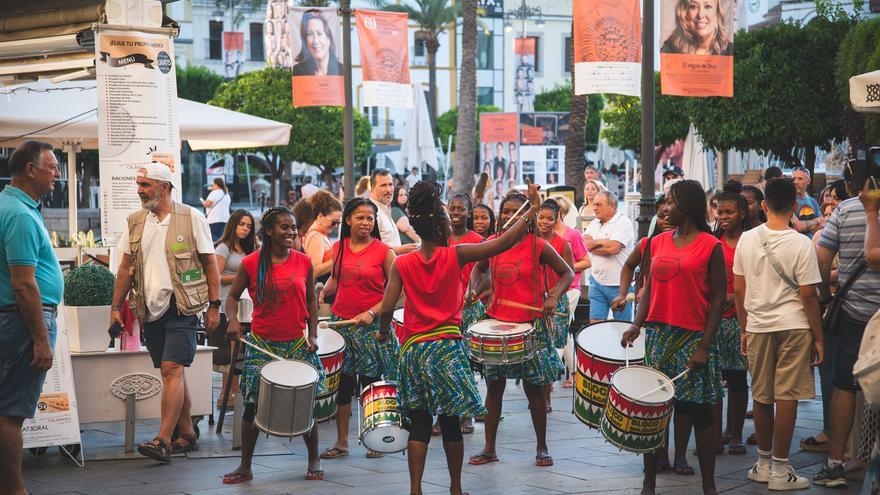 Mérida se entrega a la batucada solidaria de las mujeres de Madagascar