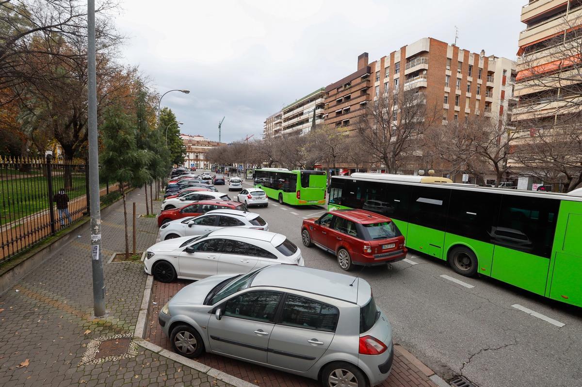 Coches aparcados y circulando en la plaza de Colón de Córdoba.