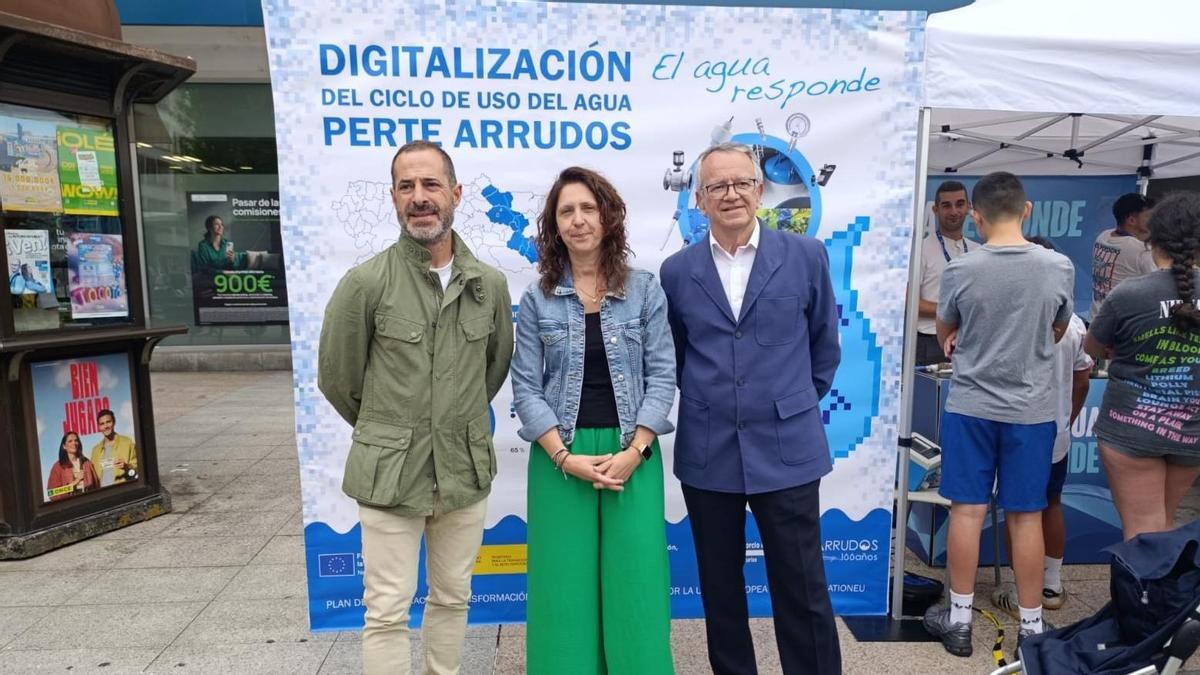 El Alcalde, la directora general del Agua y el gerente de Cadasa, este martes, en Pola de Siero, ante el stand sobre el proyecto del ciclo del agua.