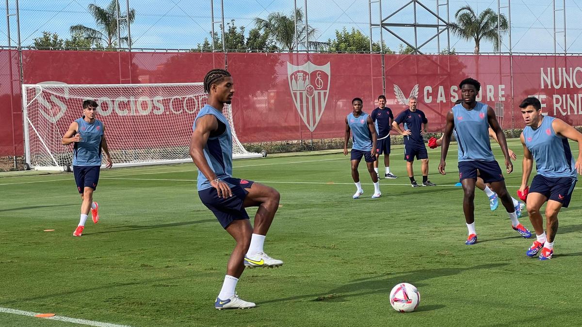 Loïc Badé junto a Agoumé, Acuña, Idumo y Collado en el entreno del Sevilla FC