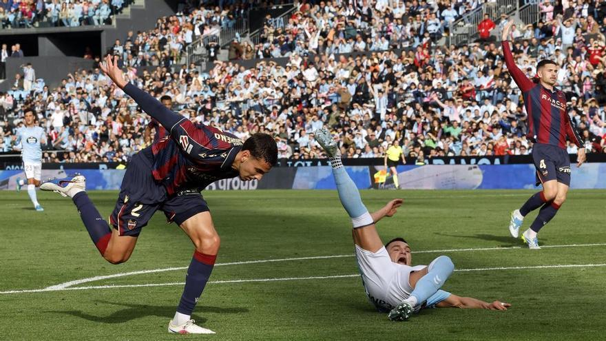 El mal estado del césped de Balaídos pone en peligro el Celta-Osasuna del domingo